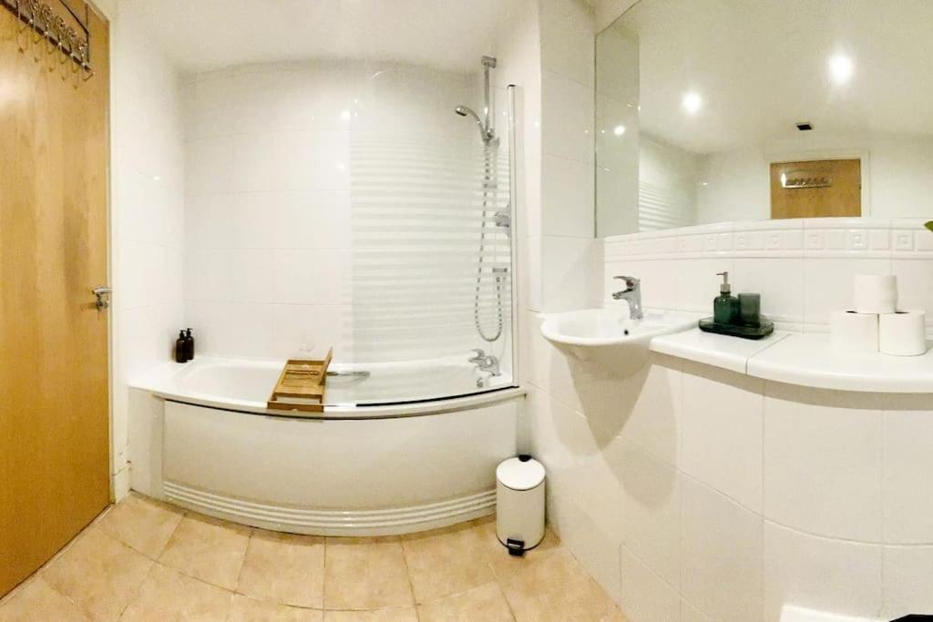 Beautiful Central Open Plan Living! مانشستر المظهر الخارجي الصورة